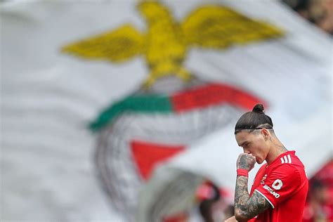 Download Darwin Núñez Thinking Benfica Flag Wallpaper | Wallpapers.com