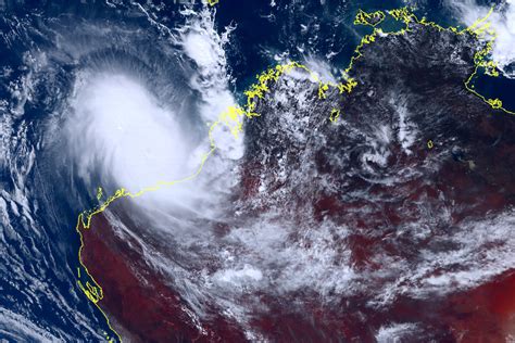 Australia's most powerful cyclone in 8 years to cross coast