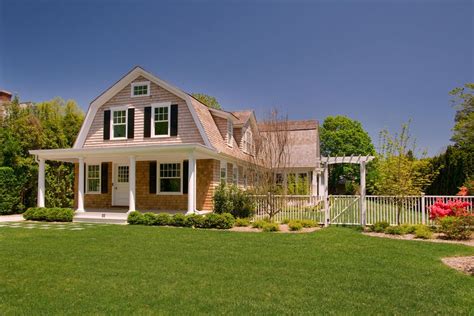 20 Examples of Homes with Gambrel Roofs (Photo Examples)