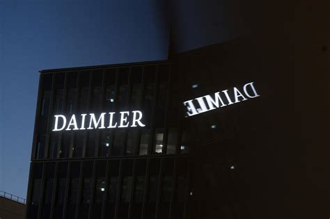 Daimler's trucks, luxury cars to go their separate ways | AP News