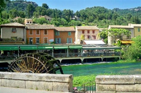 Fontaine-de-Vaucluse: A Little Town in Provence with a Giant Spring