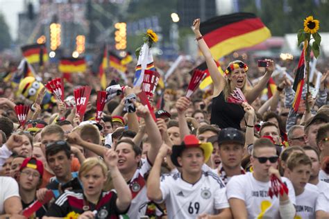 World Cup winners celebrate - Germany gives soccer team heroes' welcome ...