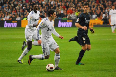 Ozil y Adebayor | Real Madrid 4 - Real Sociedad 1 6 de febre… | Flickr