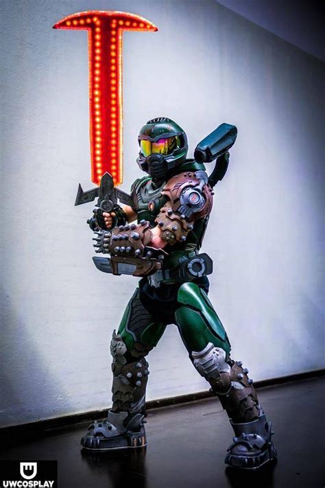 Cosplay: Der Doom Slayer aus DOOM Eternal steigt aus der Hölle empor!