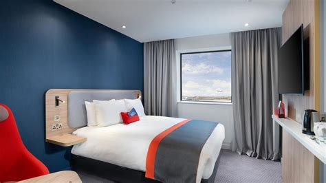 Holiday Inn Express London Heathrow T4 from $84. Hounslow Hotel Deals & Reviews - KAYAK