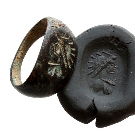 Ancient Roman bronze seal ring with head of emperor on bezel - Catawiki