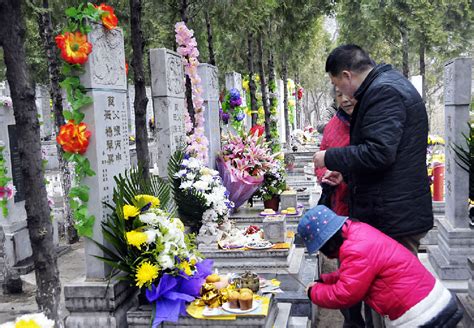 Tomb sweeping for Qingming (Pure Brightness) Festival, Travel Photos, Images & Pictures of ...