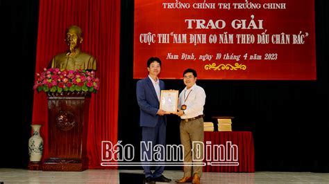 Trường Chính trị Trường Chinh trao giải cuộc thi “Nam Định - 60 năm theo dấu chân Bác” - Báo Nam ...