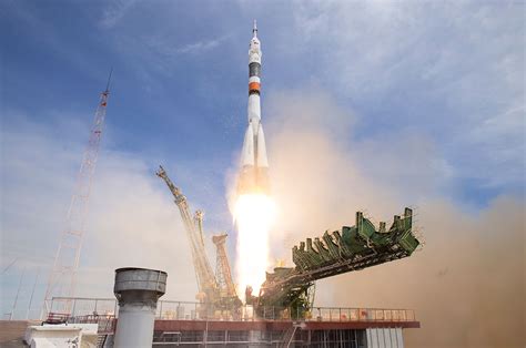 Astronaut and cosmonaut launch to space station on Russia's Soyuz MS-04 ...