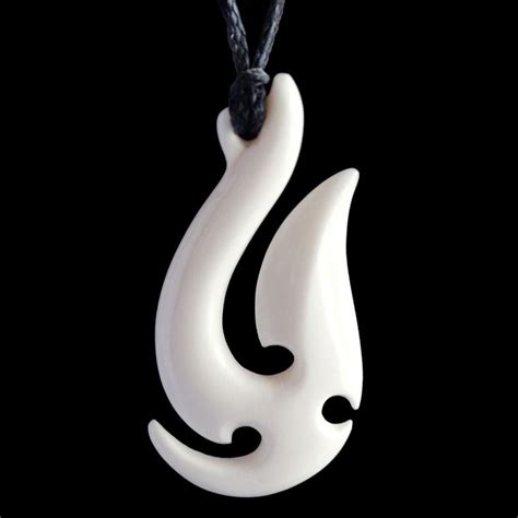 Maori Hook Bone Carving Necklace | Ideen für tattoos, Holzarbeiten, Tattoos