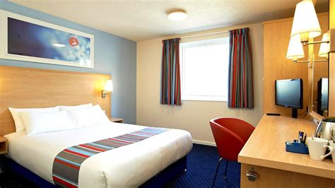 Cheap Hotels Near Liverpool Street Station - Pool Choices