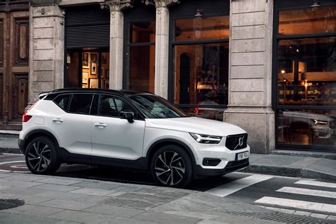 New Volvo XC40 T5 R-Design Crystal White Lifestyle Driving Footage - Volvo Cars Global Media ...