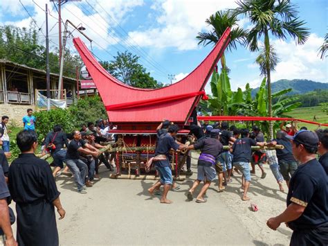 Tana Toraja Funeral Ceremony - the coffin parade finals in turning the ...