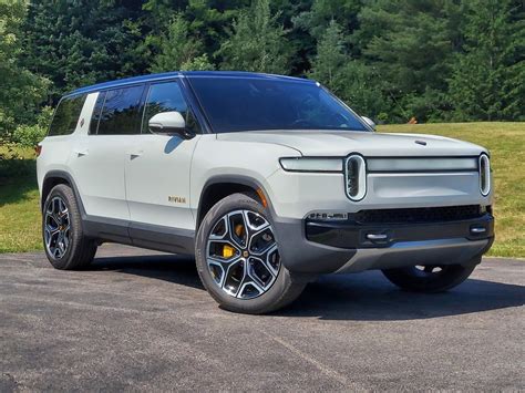 Compare 2023 Rivian R1S vs. 2024 BMW X7 | U.S. News