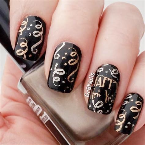 Create Your Holiday Mood With Our Ideas for New Years Nails