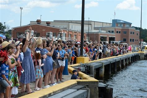 DVIDS - Images - USS Hartford Returns from Deployment [Image 7 of 8]