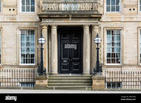 Royal College of Physicians and Surgeons building entrance, St Vincent ...