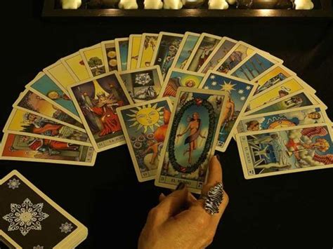 Tarot là gì? Bói bài Tarot có đúng không? - META.vn