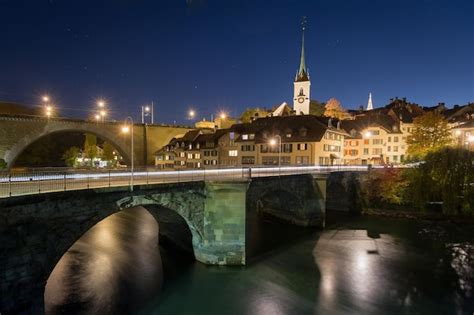 Premium Photo | Night view of the old city of bern and the bridge over ...