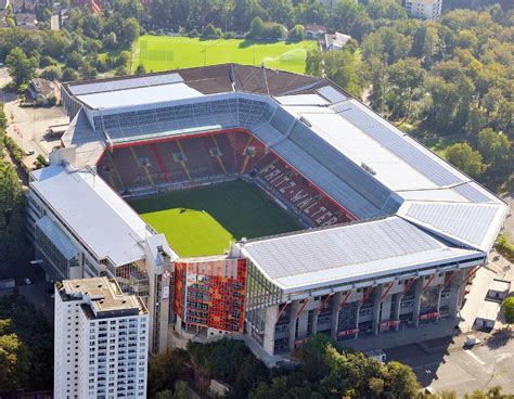 Fritz-Walter-Stadion se ubica en Kaiserslautern, en el estado federado ...