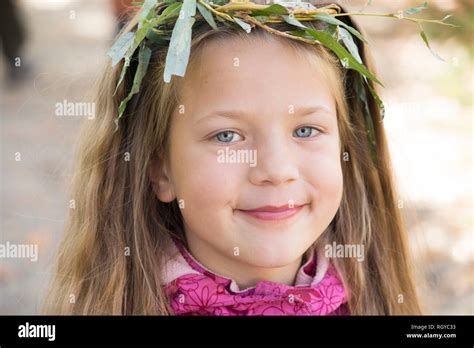 Girl wearing wreath hi-res stock photography and images - Alamy