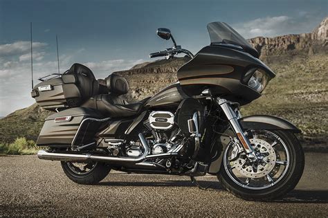 HARLEY-DAVIDSON CVO Road Glide Ultra (2015-2016) Specs, Performance ...