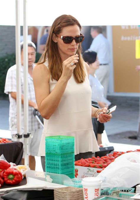 Jennifer Garner at the Farmers Market in Los Angeles, August 2015 ...