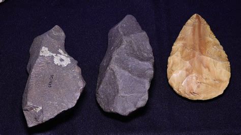 Maharashtra: Ancient stone age tools found in India cave - BBC News