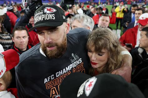 Taylor Swift fans turned Travis Kelce staring down a photographer while ...