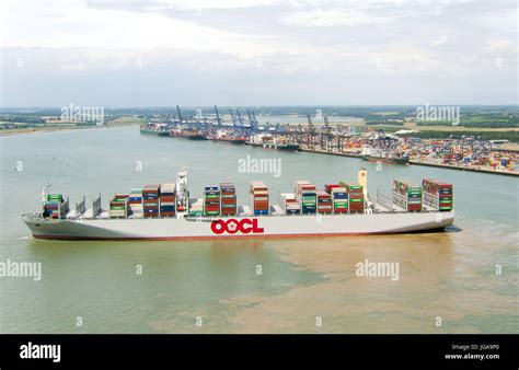 OOCL Hong Kong, the world's largest container ship, which can carry ...