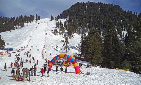 Snowfall beckons tourists to beautiful Swat - Pakistan - DAWN.COM