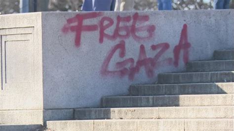 Lincoln Memorial steps vandalized with 'Free Gaza' graffiti, red paint