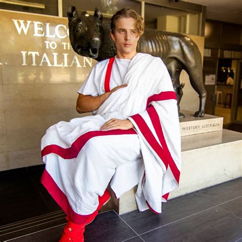 How To Wear A Toga The Ancient Roman Way Getty Iris | eduaspirant.com