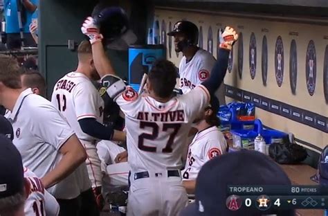 Jose Altuve has great reaction to receiving silent treatment after home run