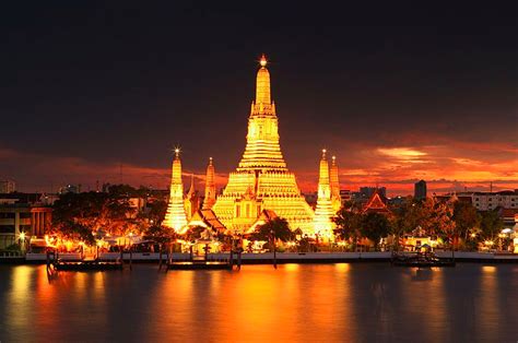 Seven Things That You Never Expect On WAT Arun In Bangkok.