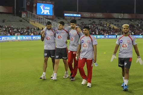 Moises Henriques suffers injury scare moments before making his debut