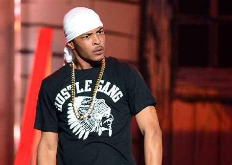 Rapper T.I. helps single moms buy Christmas presents - CBS News