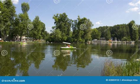 Moscow, Gorky park editorial stock photo. Image of pond - 42885918