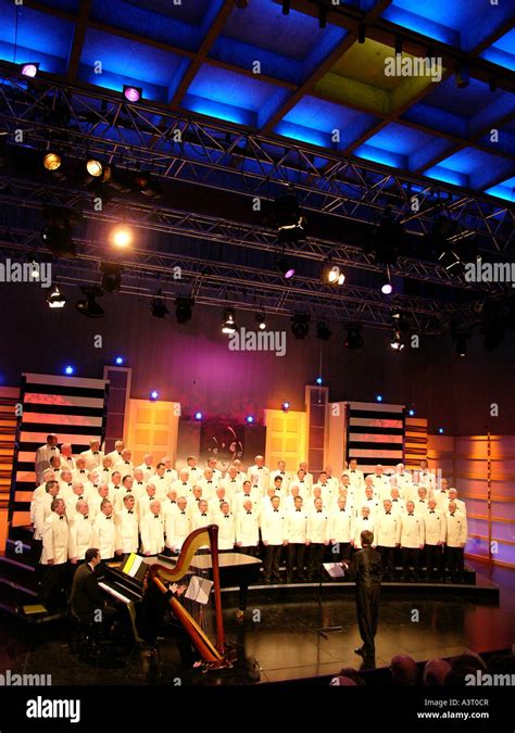 Welsh male voice choir singing hi-res stock photography and images - Alamy