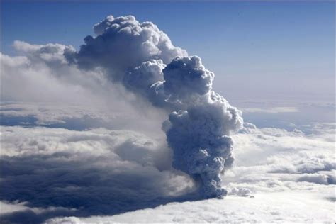 BBC News - In pictures: Volcano erupts in Iceland