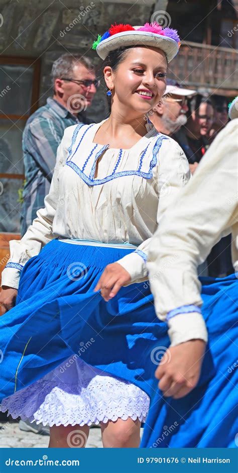 Traditional Bolivian Dancers Editorial Photo - Image of dancing, cape: 97901676