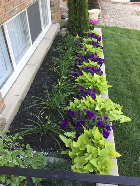 35 Beautiful Flower Beds Design Ideas In Front Of House - MAGZHOUSE