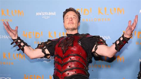 Elon Musk booed by crowd after Dave Chappelle brings him on stage at ...