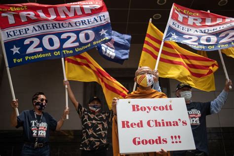 Anti-communist protesters heckle staff emptying Chinese consulate in Houston - The Globe and Mail