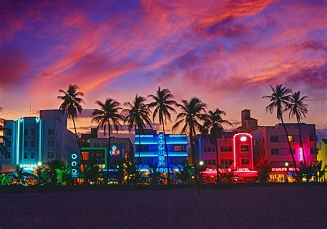 Nightlife in Miami Beach: Best Bars, Clubs, & More