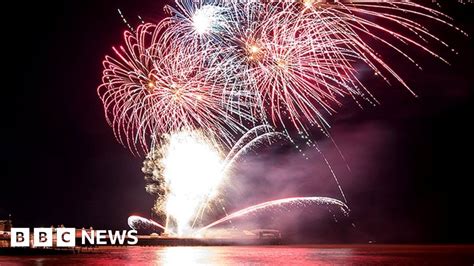 Cromer fireworks: New Year's Day pier display returns - BBC News