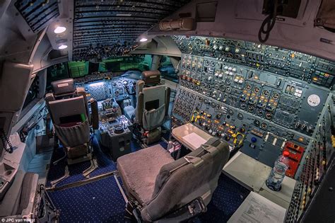 Pilot captures Boeing 747 cockpit in stunning photo series | Daily Mail ...