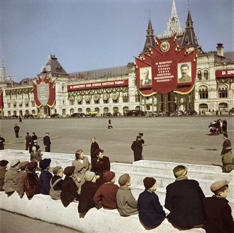 [Young visitors waiting to see Lenin's Tomb at Red Square, Moscow ...