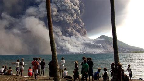 Volcano erupts in Papua New Guinea - BBC News