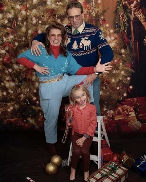 29 Funny & Awkward Family Christmas Photos ~ Vintage Classics | Team ...